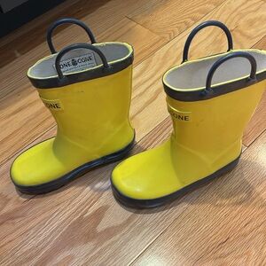 Size 10 toddler, Loan cone, yellow and blue rain boots
